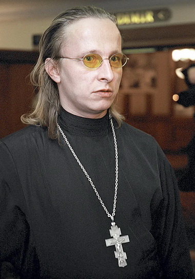 Иван Охлобыстин с крестом.